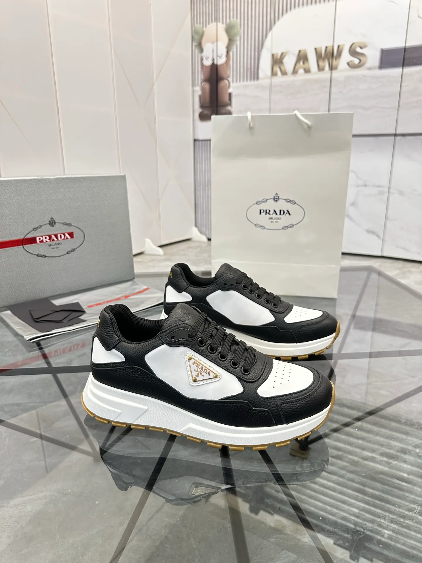 Men's shoes: 💰P600¥ High-end top quality Product trademark: Prada *"Prada*" low-top casual shoes Regular size: 38-45 (can be customized to 46) Product material: imported cowhide upper, breathable lining, cowhide foot pads, original ultra-light foam outsole. No.: 001